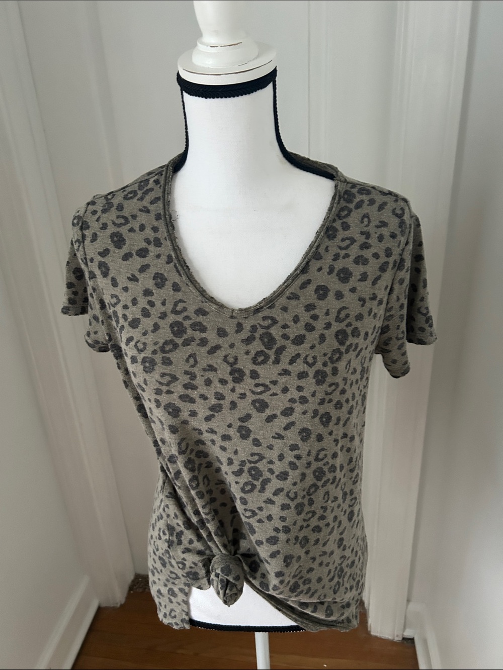 Mudd V-Neck Short Sleeve Leopard Print Top in Olive